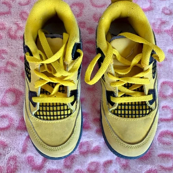 Jordan 4 Retro in Yellow and Black
Jordan Size 10 (Toddler) - Picture 4 of 7